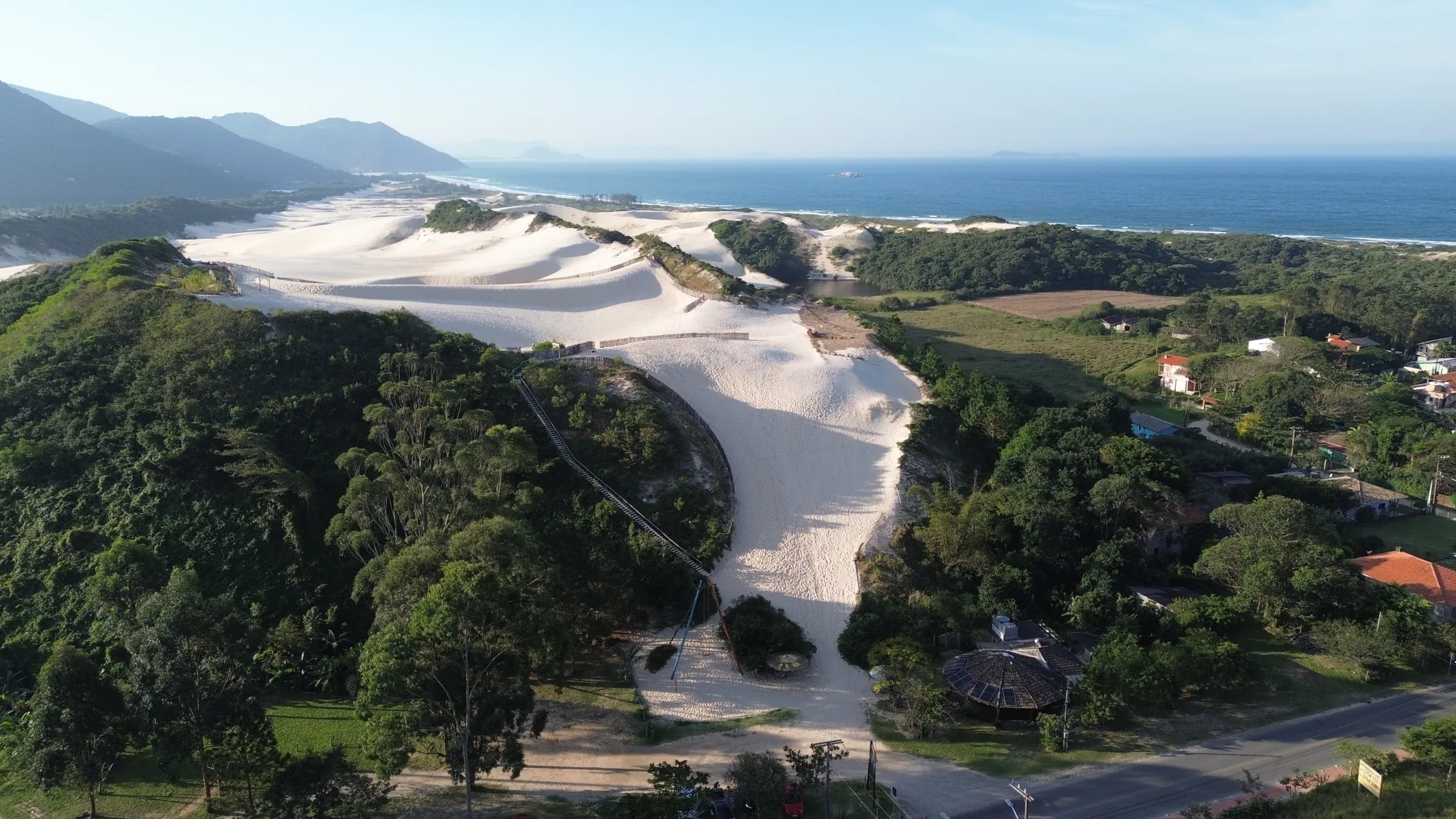 Dunas e trilha à beira-mar