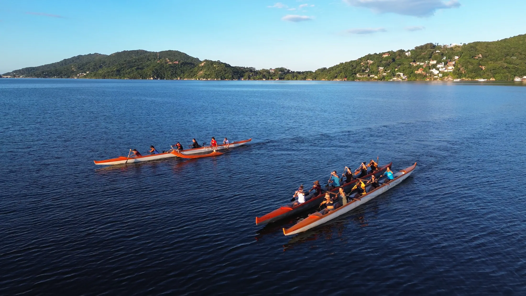 Canoas havaianas remando ao entardecer