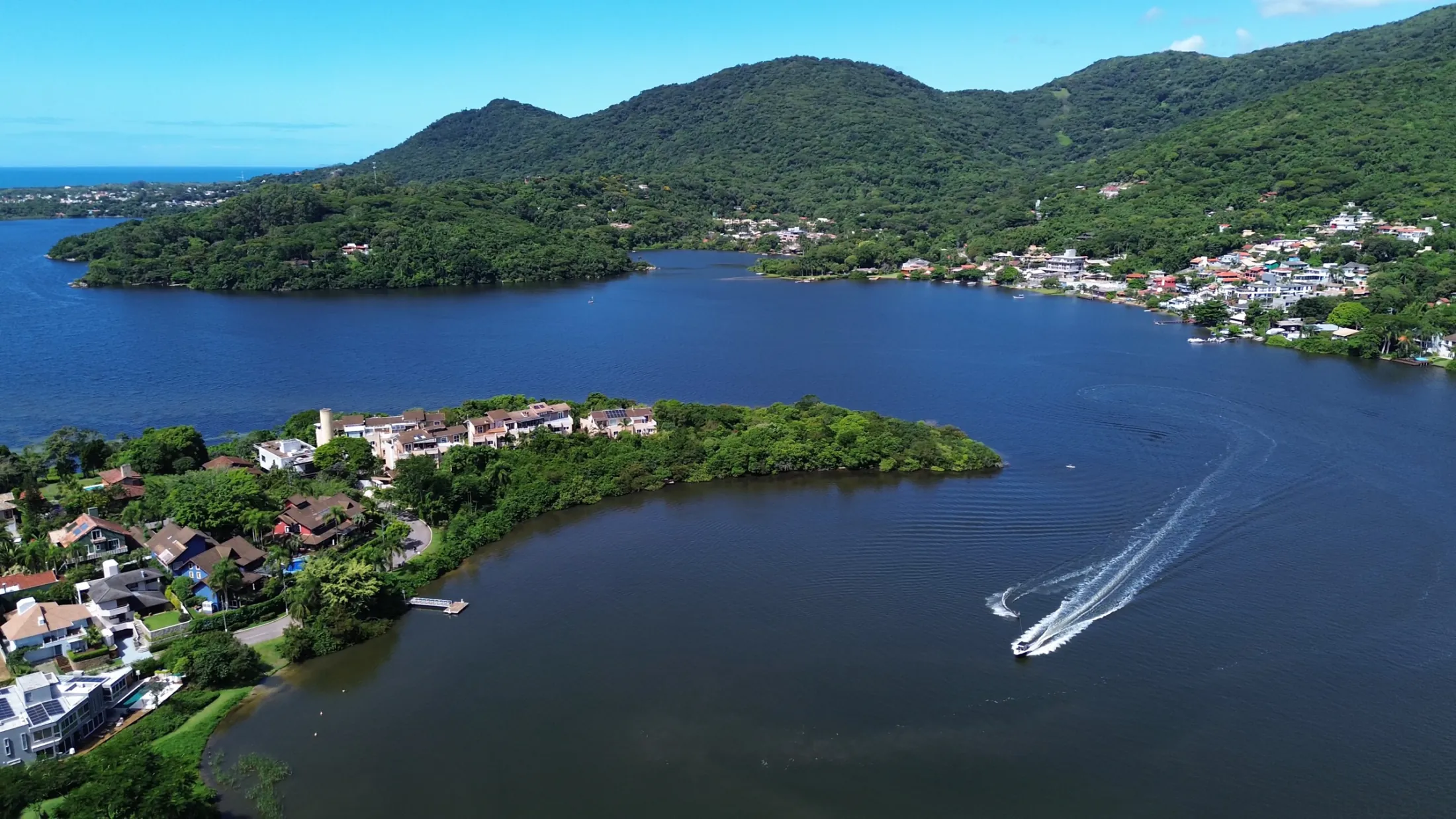 Lagoa com casas na margem