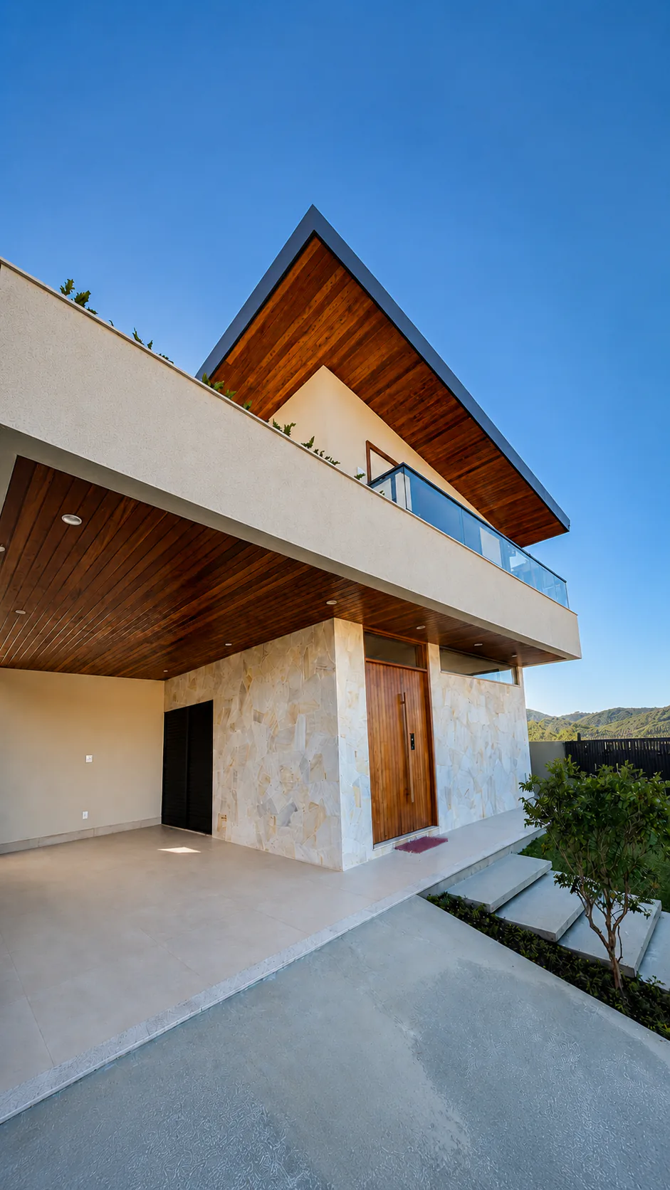 Casa contemporânea com madeira e grandes aberturas