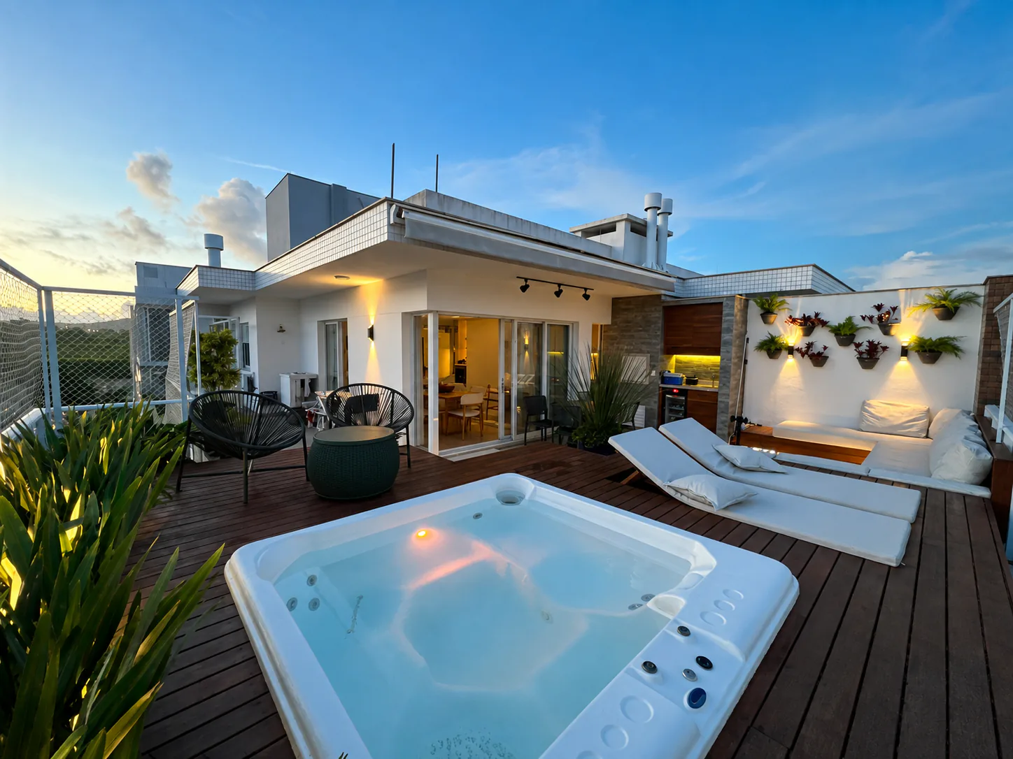 Cobertura com terraço, spa e área de convivência