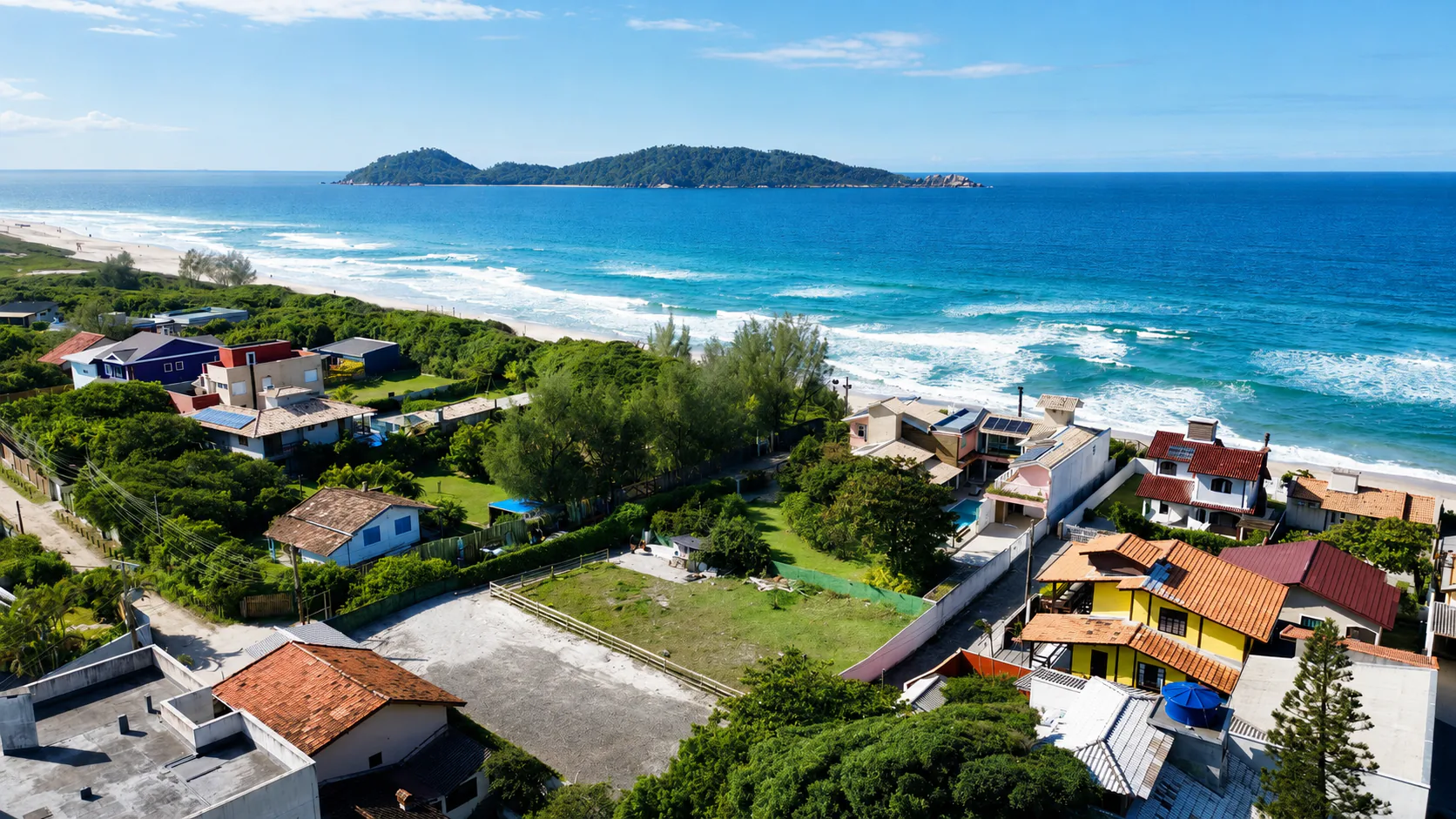 Terreno próximo ao mar e cercado pela natureza